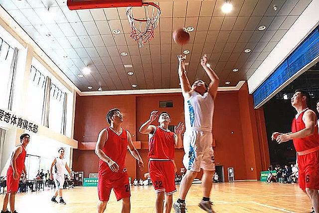 悟空体育17勇士与凯尔特人激战正酣谁能在这场巅峰对决中笑到最后赢得胜利的荣耀